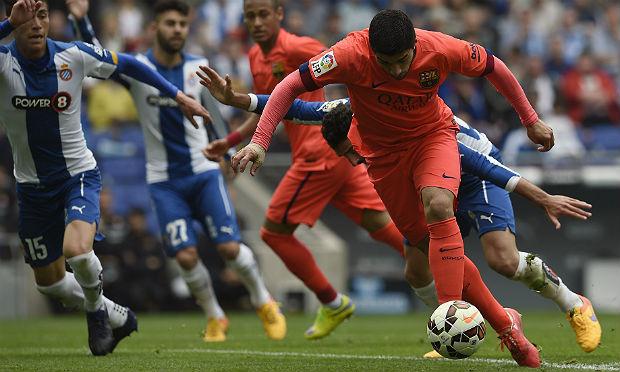 Espanyol tentou aproveitar a vantagem numérica, partindo mais para o ataque. Barcelona soube se defender mas parou no goleiro Casilla / Foto: AFP