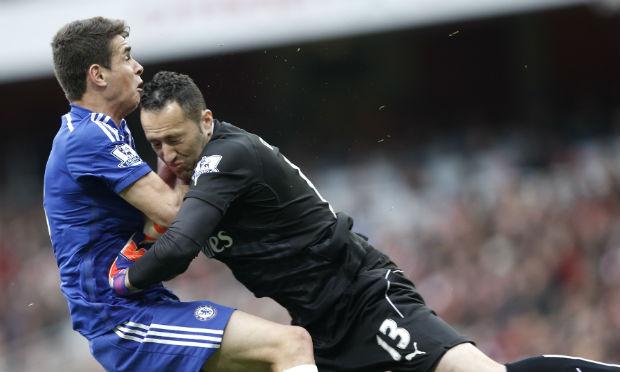 Oscar levou a pior num choque com o goleiro do Arsenal / Foto: AFP