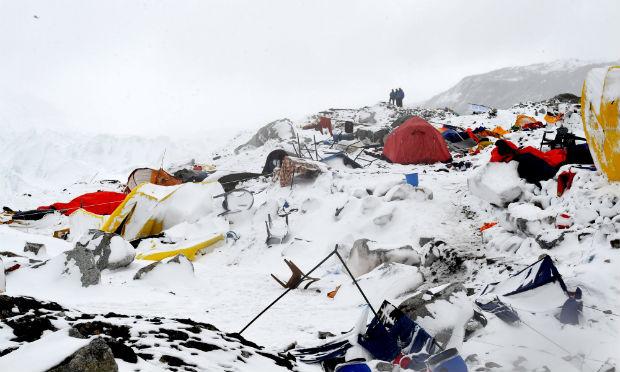 Imagens mostram o acampamento sendo coberto por uma nuvem de neve / Foto: AFP
