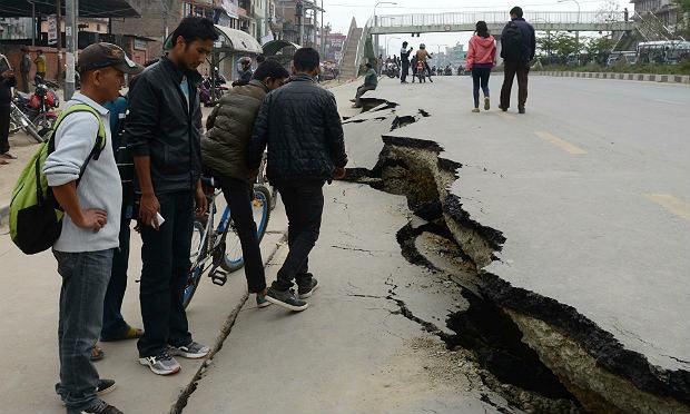 Tremor foi o pior a atingir o Nepal em 80 anos e o número de mortos pode ser ainda maior / Foto: AFP