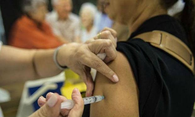 Vacina é responsável por reduzir entre 32% e 45% o número de hospitalizações por pneumonias, e entre 39% e 75% a mortalidade global / Foto: Agência Brasil
