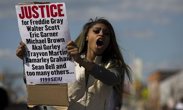 Após a morte do jovem, manifestantes têm reivindicado justiça para o caso / Foto: AFP