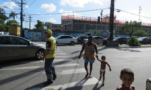 Joselma sempre tem que passar correndo com os filhos / Foto: Amanda Miranda/JC Trânsito