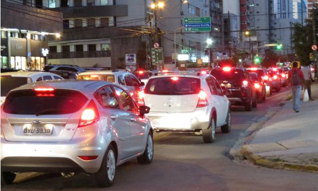 Rua é considerada um dos pontos mais críticos de fluidez do trânsito dentro do horário de pico / Foto: Mariana Campello/ JC Trânsito