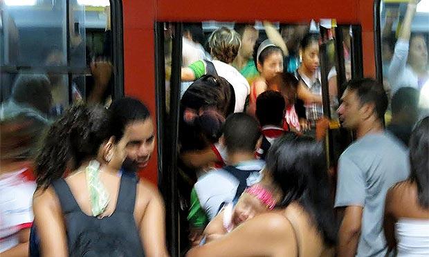 Situação do ônibus na última sexta-feira (5), registrada no TI da Macaxeira / Foto: Mariana Campello/JC Trânsito