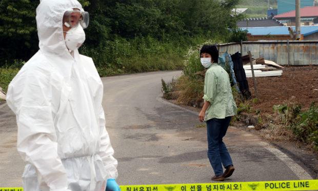 Autoridades já haviam anunciado o fechamento temporário de um hospital de Seul pelo medo de que o local se convertesse em uma fonte de contágio / Foto: Yonhap / AFP