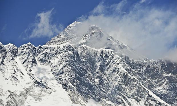 Segundo um estudo do organismo, o Everest (8.848 metros) aumentou três centímetros nos últimos 10 aos e se deslocou quase 40 centímetros para o nordeste / Foto: ROBERTO SCHMIDT / AFP
