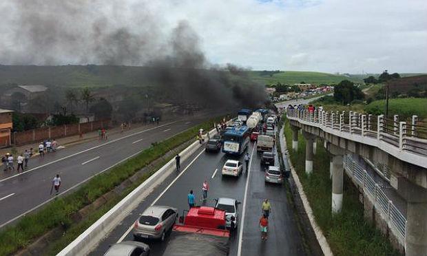 Manifestantes atearam fogo em objetos para fechar a rodovia / Foto: @soares_pe/Twitter