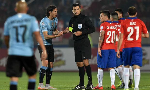 Sandro Meira Ricci teve uma atuação polêmica na quarta-feira passada, na partida em que o Chile venceu o Uruguai. / Foto: AFP