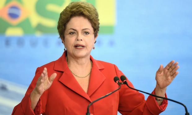 Sem consenso sobre impeachment de Dilma Rousseff, partidos de oposição decidiram entrar com representação na PGR contra a petista e o ministro Edinho Silva, tesoureiro da campanha dela em 2014, por crime de extorsão / Foto: AFP 