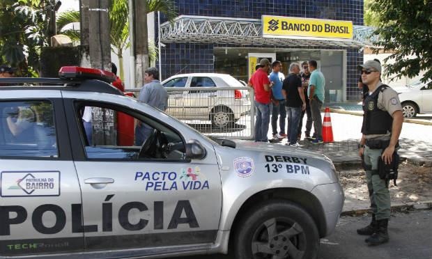 Agência do Banco do Brasil no Espinheiro, Zona Norte do Recife, foi alvo dos bandidos este ano. Clientes e funcionários foram feitos reféns. / Foto: Ricardo Labastier/JC Imagem