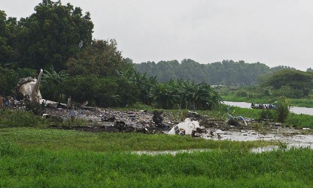 A aeronave caiu em uma área de residências rurais em uma pequena ilha do Nilo Branco, a 800 metros da pista do aeroporto de onde saiu / Foto: Charles Lomodong / AFP