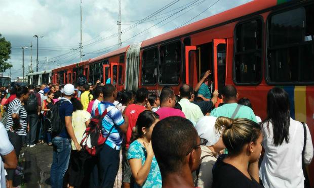 Passageiros discordam da medida alegando que os ônibus costumam circular superlotados / Foto: Luiz Nogueira via comuniQ