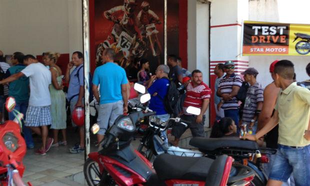 Filas foram longas em  concessionária localizada na Avenida Caxangá, no Recife / Foto: Mayra Cavalcanti/ NE10