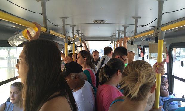 Ônibus cheio faz parte do cotidiano de quem precisa dessa linha / Foto: Amanda Miranda/JC Trânsito