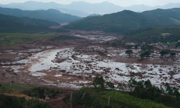 Na última semana, barragens de rejeitos se romperam e inundaram com lama tóxica uma região de Mariana. / Foto: AFP