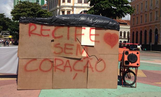 Além da instalação urbana, integrantes do Seja a Mudança recolhem assinaturas da população / Foto: Benira Maia/NE10