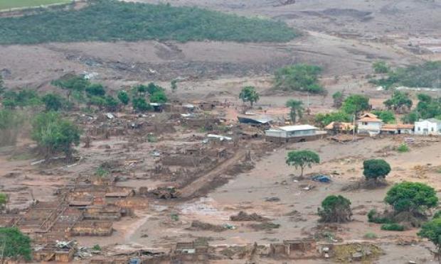 O rompimento de uma das barragens da Samarco provocou um "tsunami de lama" que deixou 12 desaparecidos e sete mortos confirmados. / Foto: Agência Brasil