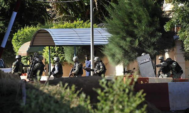Os corpos foram encontrados no interior do hotel / Foto: AFP