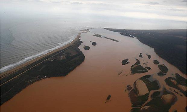 O monitoramento do Serviço Geológico do Brasil ao longo do rio Doce, apontava que a lama chegaria ao oceano na próxima semana. / Foto: UOL
