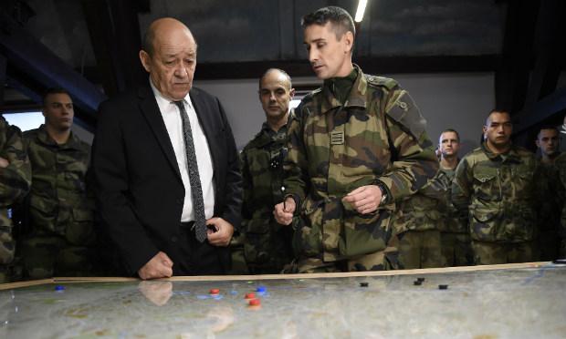 Ministro da Defesa francês, Jean-Yves Le Drian (esquerda) defende urgência para deter expansão do Estado Islâmico / Foto: AFP