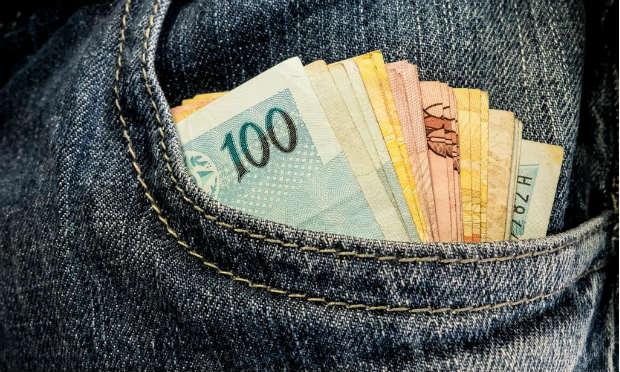 74% dos brasileiros usarão o dinheiro para pagar débitos. Em 2014, foram 68%  / Foto: Rafael Neddermeyer/ Fotos Públicas