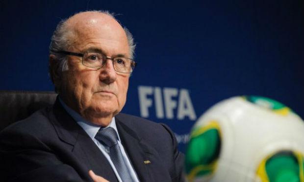 Blatter cumpre suspensão provisória, de 90 dias, desde o início de outubro / Foto: AFP