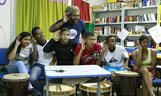 Uma vez por semana, jovens com deficiência auditiva se reúnem para tocar ritmos da cultura popular / Foto: Luiz Pessoa/NE10