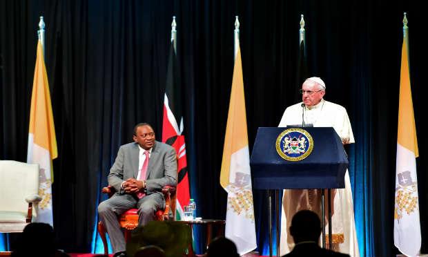 O pontífice pediu aos líderes do planeta que promovam "modelos responsáveis de desenvolvimento econômico" / Foto: AFP