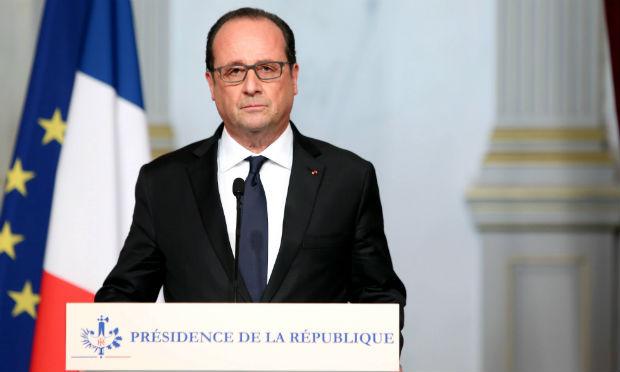 "Eu espero que a Alemanha possa fazer mais na luta contra o Daesh [acrônimo em árabe do EI] na Síria e no Iraque", declarou Hollande. / Foto: AFP
