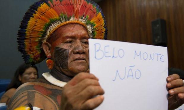 Um grupo de índios da região do Xingu promoveu uma manifestação pacífica na sede da entidade durante entrevista coletiva em que a presidente do Ibama comentou a liberação da licença de operação.  / Foto: Agência Brasil