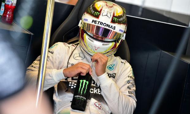 Hamilton cravou o tempo de 1min43s754 para fechar na liderança os primeiros trabalhos de pista desta última prova da temporada 2015 da Fórmula 1 / Foto: AFP