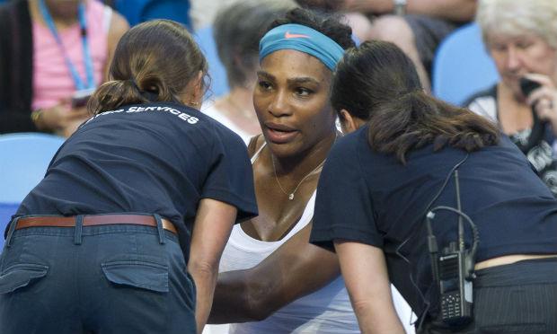 Serena Williams voltou a sentir a mesma lesão no joelho esquerdo nesta terça. / Foto: AFP