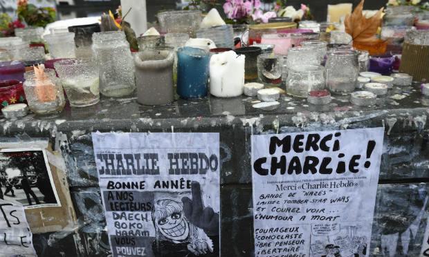Homenagens começaram diante da antiga sede do Charlie Hebdo, onde 12 pessoas foram assassinadas / Foto: AFP