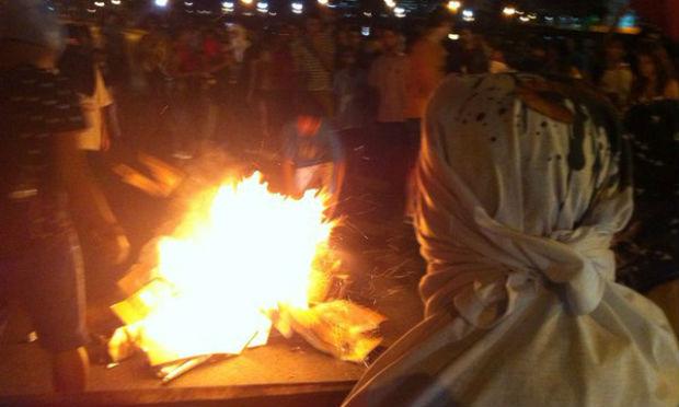Manifestantes atearam fogo em objetos no Centro / Foto: Amanda Miranda/JC Trânsito