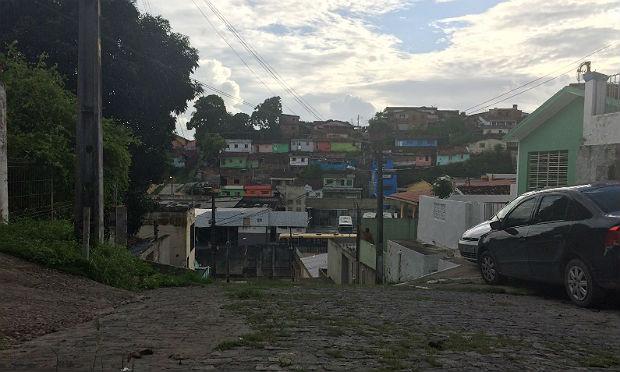 Ruas ficam vazias e moradores apreensivos a cada anúncio de fuga no Curado. / Foto: Ingrid Cordeiro/ NE10