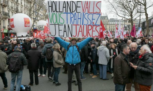 Homem segura cartaz em protesto com os dizeres: "Hollande, Valls, vocês estão traindo Jean Jaurès", em dia de greve geral na França. / Foto: Jaques Demarthon/AFP