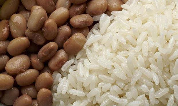 O preço do feijão com arroz irá ficar mais caro nas prateleiras dos supermercados, a partir de fevereiro / Foto: Reprodução