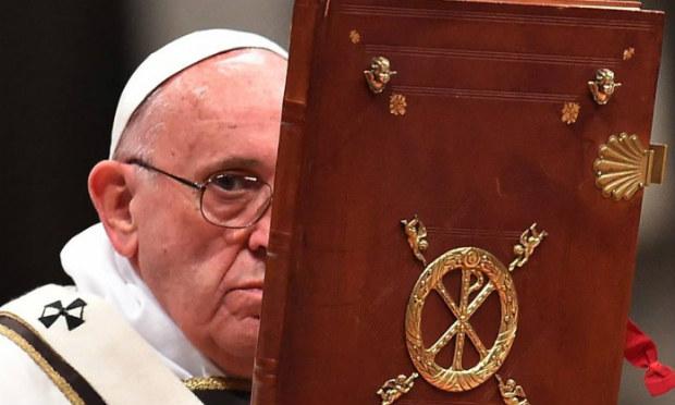 O papa reiterou às autoridades científicas italianas sua firme defesa da vida "desde sua concepção até a morte", disse. / Foto: Vicenzo Pinto/AFP