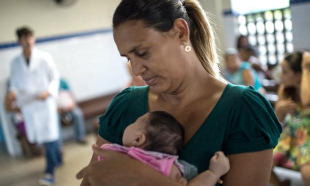 O surto de microcefalia associada ao zika vírus em recém-nascidos no País, que já soma cerca de 4 mil casos de acordo com dados do Ministério da Saúde, levou médicos a recomendarem às pacientes uso contínuo de repelente. / Foto: Cristophe Simon/AFP