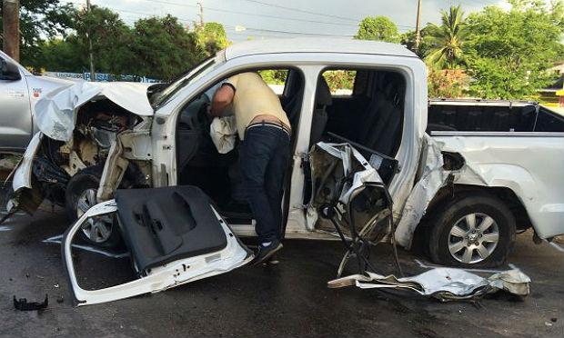 Caminhonete ficou muito danificada com a colisão / Foto: @RadioJornalAMFM via Twitter