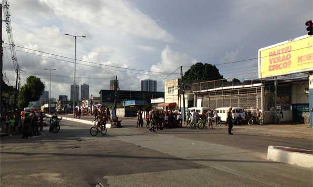 Moradores interromperam o trânsito da avenida nos dois sentidos  / Foto: Inês Calado/NE10