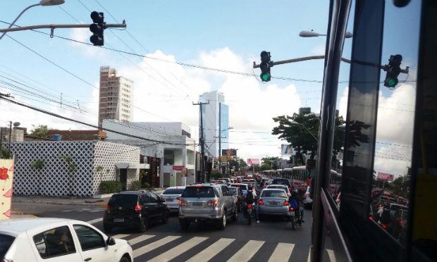 Avenida Conselheiro Aguiar ficou com trânsito travado / Foto: Lorena Barros/JC