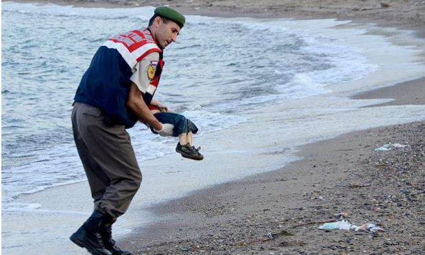 O menino sírio morreu afogado e a imagem do corpo jogado na areia virou símbolo da tragédia dos migrantes / Foto: Nilufer Demir/AFP/Getty Images