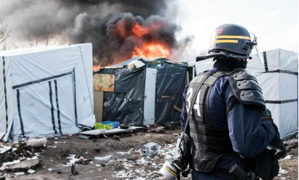 Suspensas durante o fim de semana, as operações eram realizadas diante dos olhares de 70 migrantes e membros de associações humanitárias / Foto: DENIS CHARLET/AFP