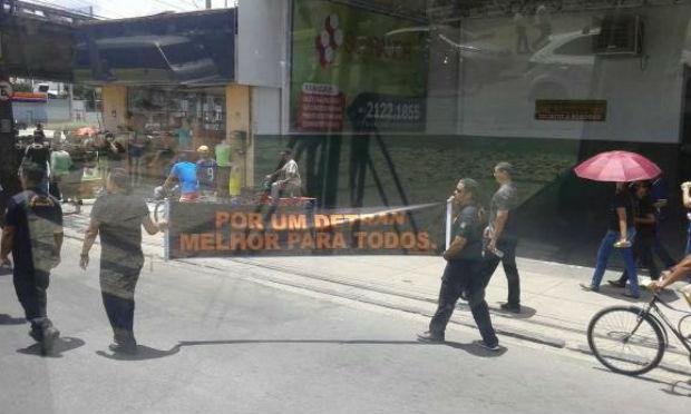 Servidores bloquearam o trânsito na Avenida Caxangá / Foto: Diafonso Oliveira via comuniQ