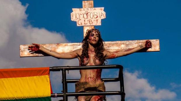 A transexual causou polêmica e atraiu a ira de grupos religiosos porter interpretado Jesus Cristo crucificado na Parada Gay / Foto: Acervo