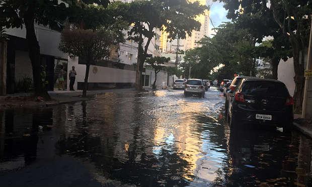 Por causa da maré alta, ruas do Recife ficam alagadas mesmo nos dias que não chove / Foto: Gustavo Belarmino/NE10