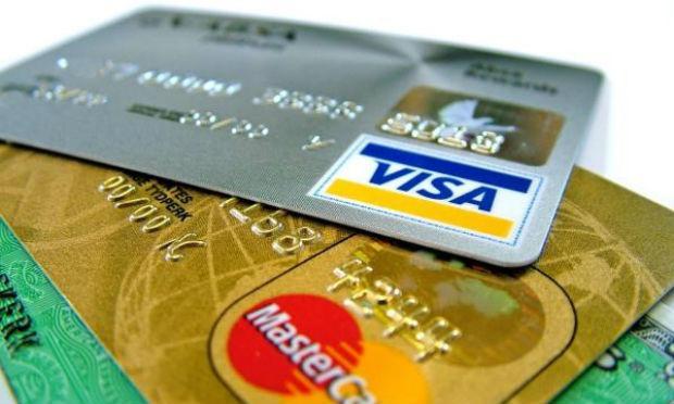 Com esses juros, o consumidor que deve R$ 1 mil no cartão de crédito vê o débito saltar para R$ 5.196,00 ao fim de 12 meses. / Foto: Reprodução