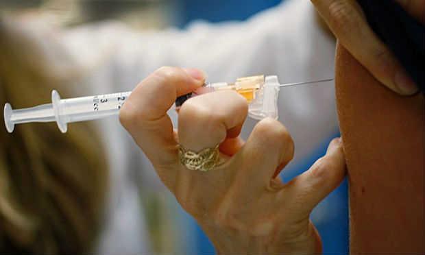 Pesquisadores norte-americanos desenvolveram a primeira vacina experimental que poderá proteger a população contra a dengue / Foto: AFP
